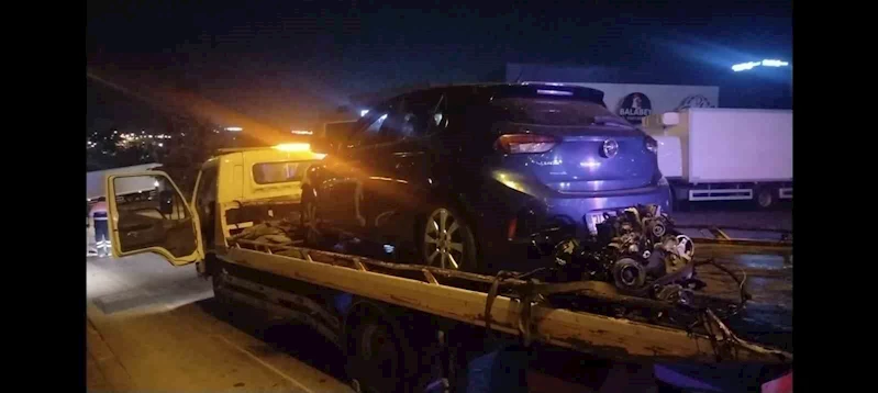 Sancaktepe’de kontrolden çıkan otomobil fabrika duvarına çarptı: 2 yaralı
