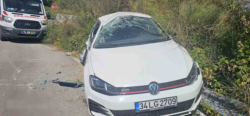 Taklalar atan otomobil uçuruma yuvarlanmaktan son anda kurtuldu: 5 yaralı
