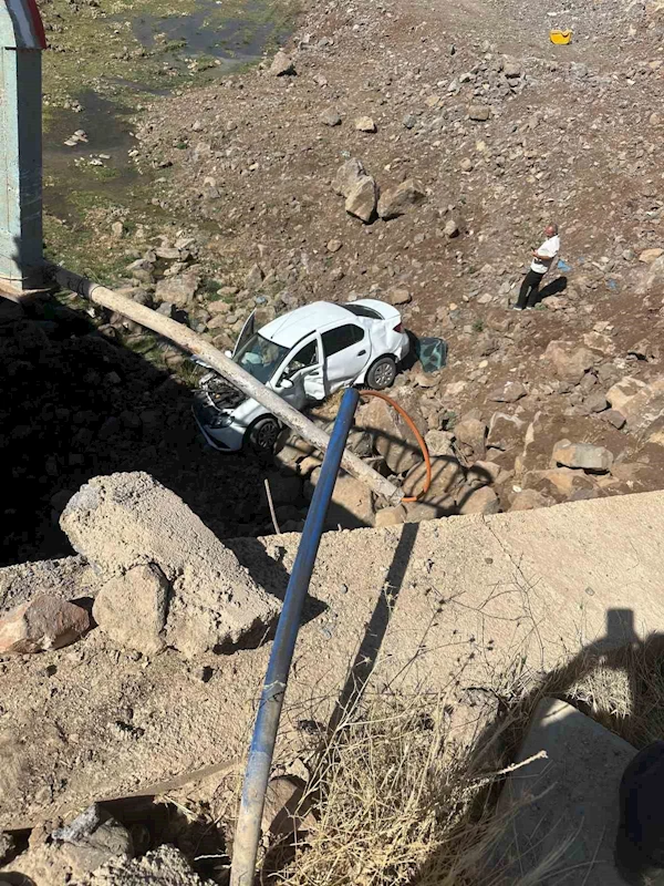 Diyarbakır’da otomobil köprüden düştü: 1 yaralı
