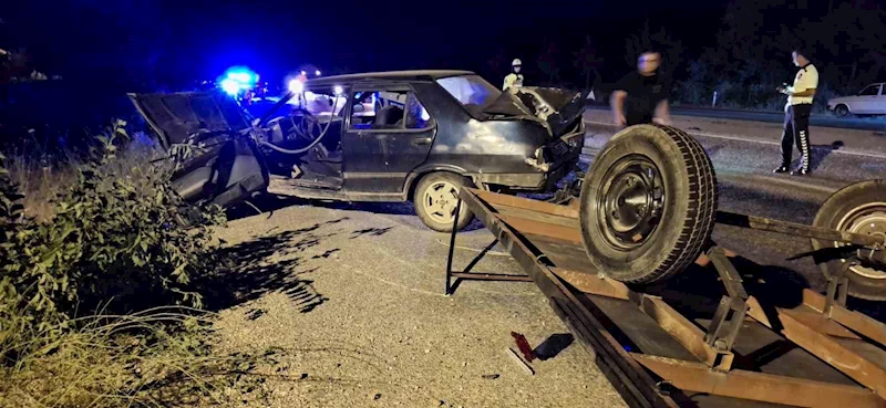 Tofaş’ın arkasına bağlanan aydınlatmasız römork kazaya neden oldu: 2 yaralı
