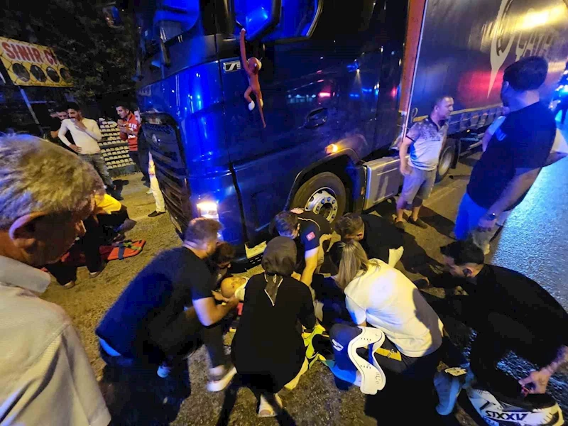 Kafası tırın altına girdi kaskı hayatını kurtardı
