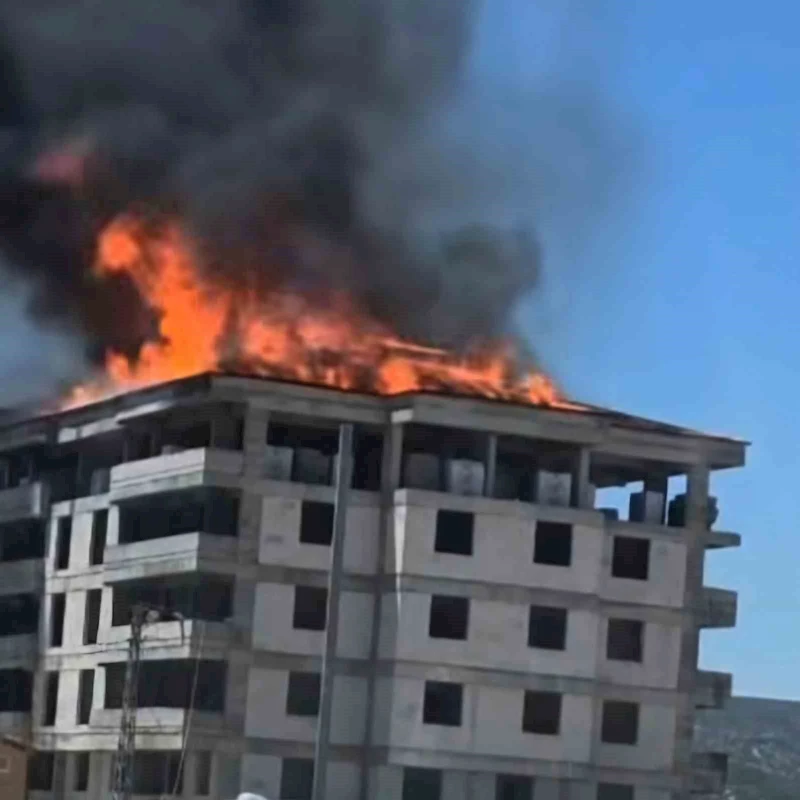 Araban’da 5 katlı bina inşaatının çatısında yangın çıktı
