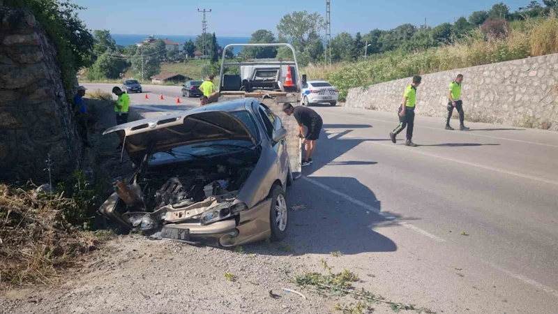 Sinop’ta otomobil duvara çarptı: 1’i bebek 3 yaralı
