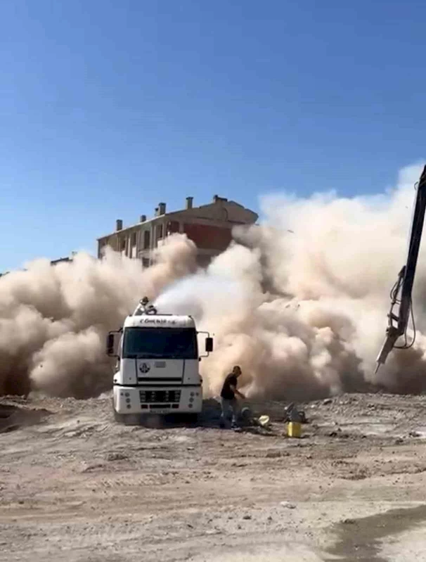 Elazığ’da ağır hasarlı bina tek dokunuş ile yıkıldı

