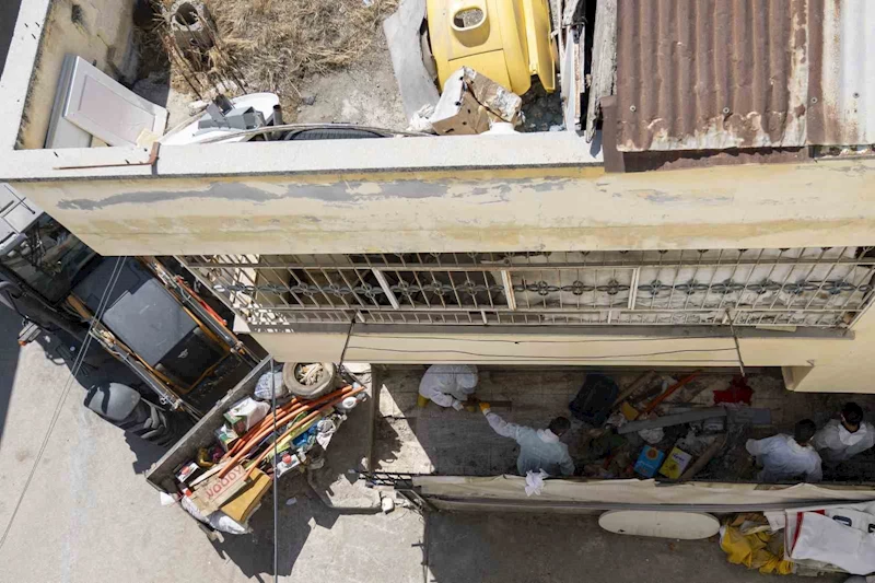 Mersin’de çöp ev temizlendi, 10 kamyon çöp çıkarıldı
