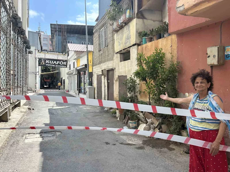 Yoldaki çökmeler evleri tehdit etmeye başladı
