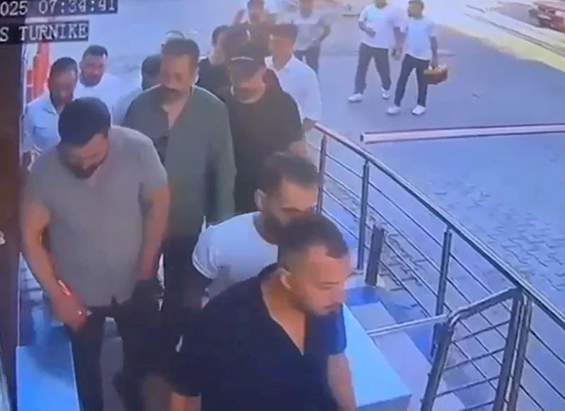 Usulsüz seçimle lüks siteye ele geçirmeye çalıştılar; O anlar kamerada
