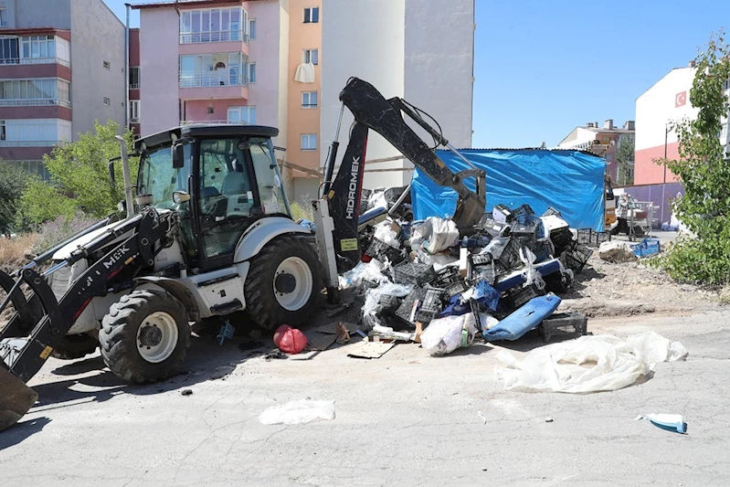 Sivas Belediyesi’nden mahalle aralarındaki atık yığınlarına müdahale
