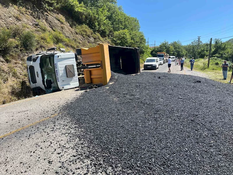 Kastamonu’da asfalt yüklü hafriyat kamyonu devrildi, sürücüsü yaralandı
