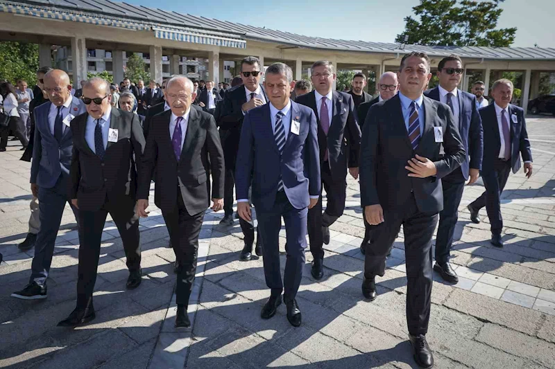Özgür Özel ile Kılıçdaroğlu, Milletvekili Namık Tan’ın annesinin cenazesine katıldı
