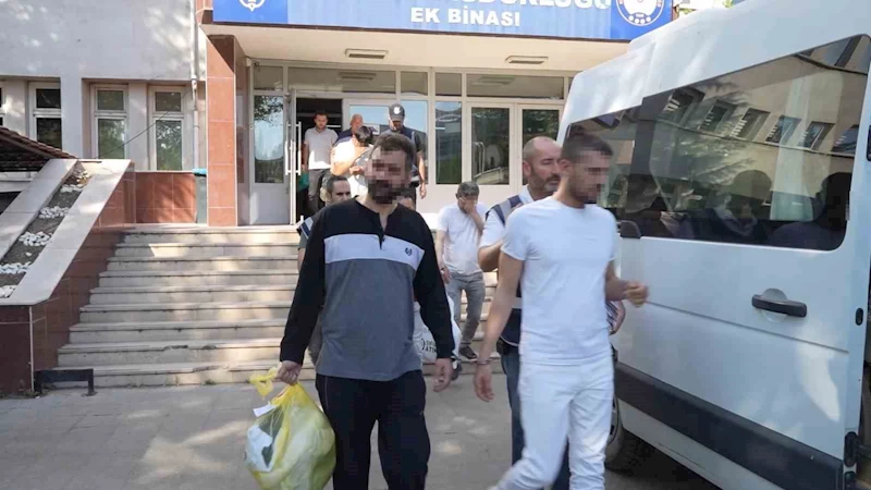 Hırsızlık suçundan 52 yıl hükümlü şahıs saklandığı tuvalette yakalandı: O anlar kamerada
