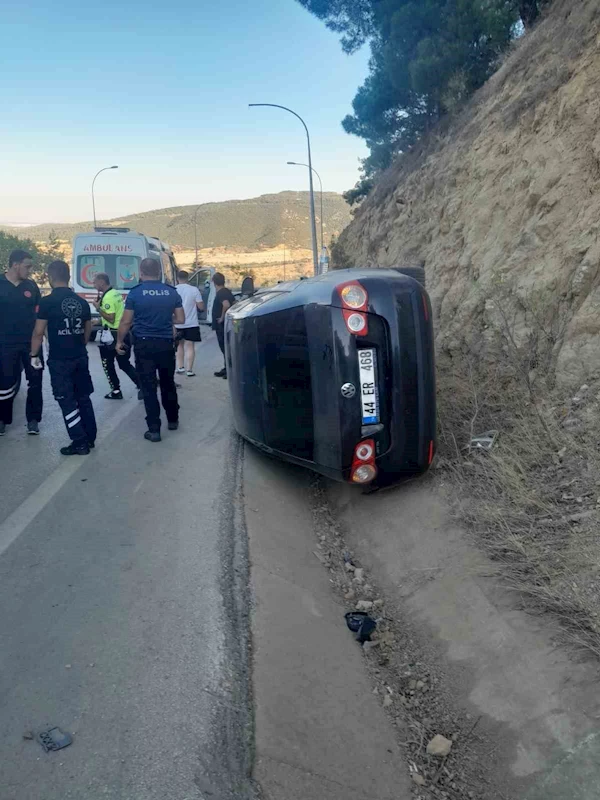 Kaza yapan araca başka bir araç çarptı, 2 kişi yaralandı
