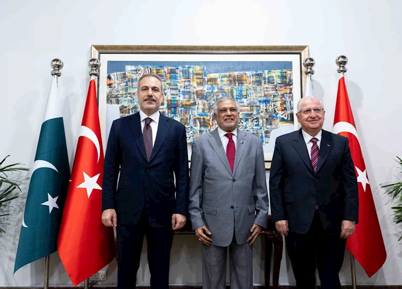 Bakan Fidan, Pakistanlı mevkidaşı Dar ile görüştü
