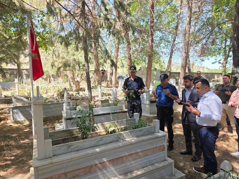 Kaymakam Kadir Algın, deprem şehitliğini ziyaret etti
