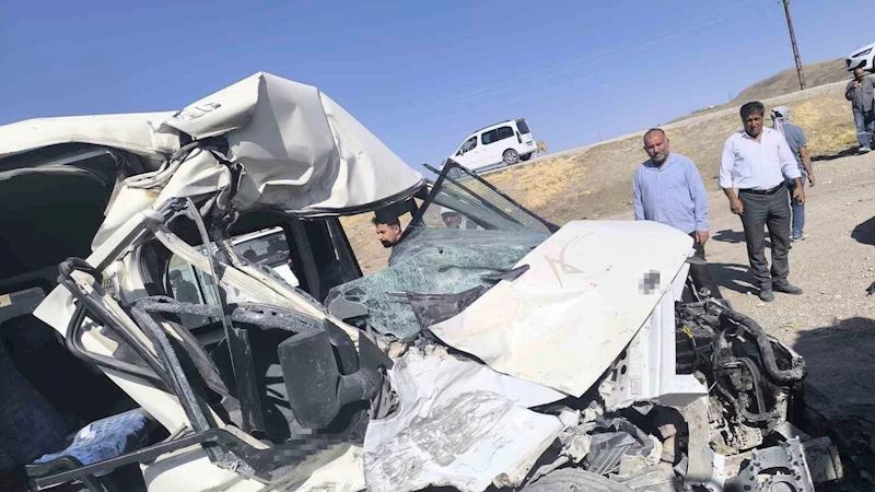 Van’da minibüs ile kamyon çarpıştı: 1 yaralı
