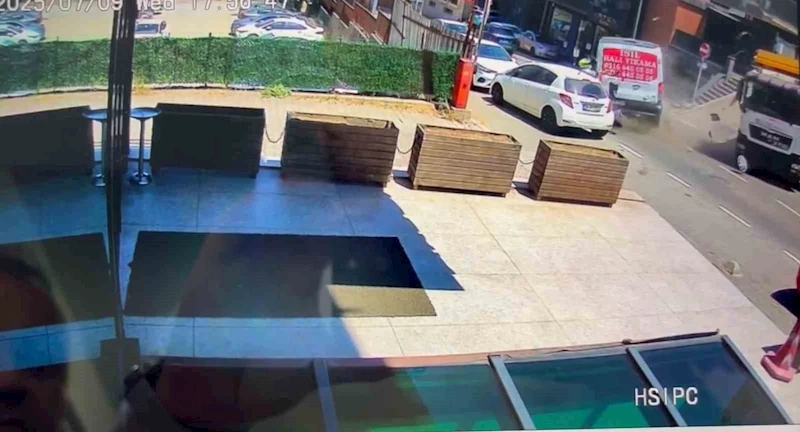 Üsküdar’da feci kaza kamerada: Motosiklet sürücüsünün bacağı koptu
