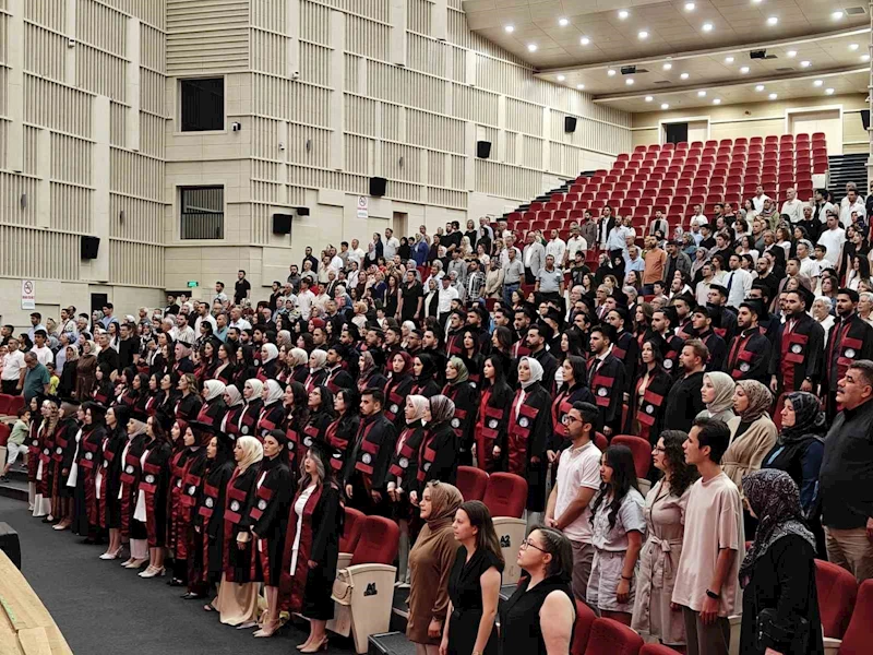 ERÜ Eczacılık Fakültesi 16. dönem mezunlarını verdi
