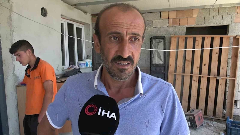 Yılana benzerliğiyle dikkat çeken 1 buçuk metrelik kertenkele kameralara yakalandı

