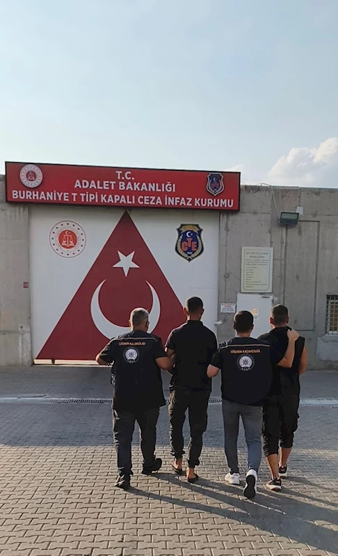 Edremit’te göçmen kaçakçılığı operasyonu: 2 tutuklama
