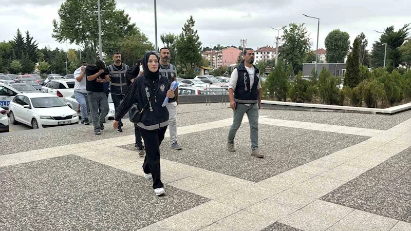 200 bin liralık alkol çaldılar: 