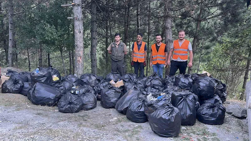 D100 karayolunun yanındaki ormandan 200 torba çöp çıktı
