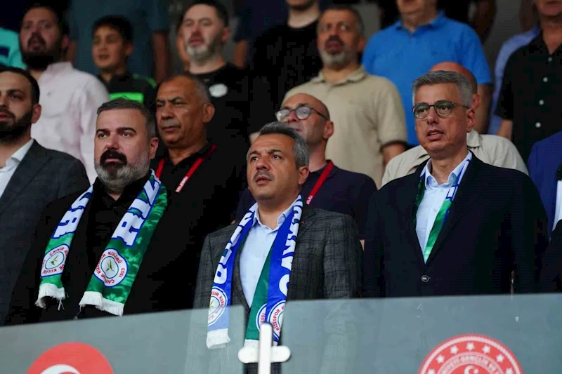 Sağlık Bakanı Kemal Memişoğlu, Çaykur Rizespor - Göztepe maçını trübünden izledi
