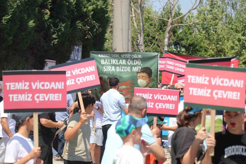 Fabrikaların dereye bıraktığı atıklara tepki için yürüdüler

