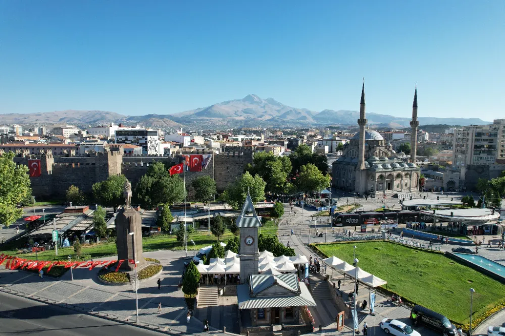 119 yıllık tarihi saat kulesi, Avrupalı Türklere hizmet verecek