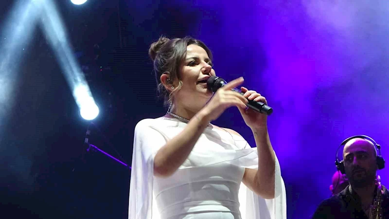 Sorfest’in son gününde Atilla Yılmaz ve Merve Özbey rüzgarı esti
