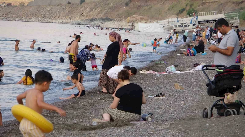 Sıcaktan bunalanlar Van Gölü’nde yüzerek serinliyor
