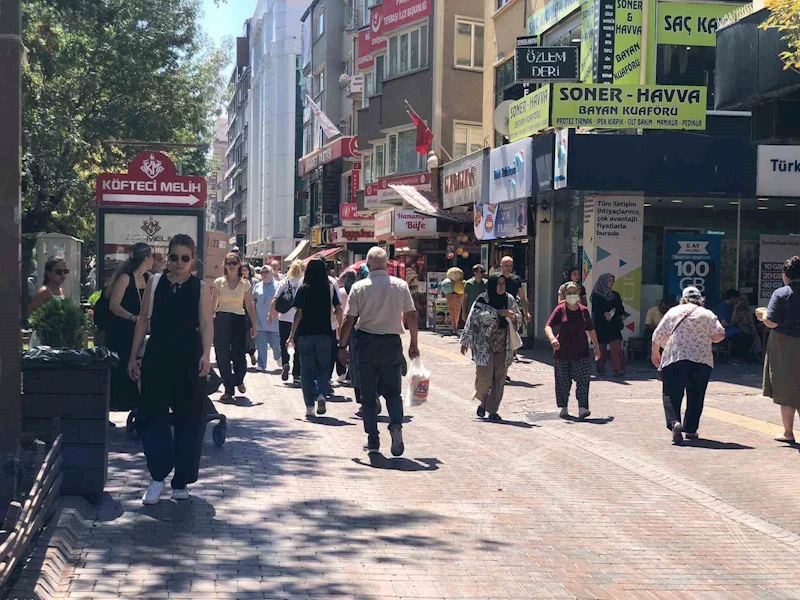 Sıcak hava çarşı yoğunluğunu azaltmadı
