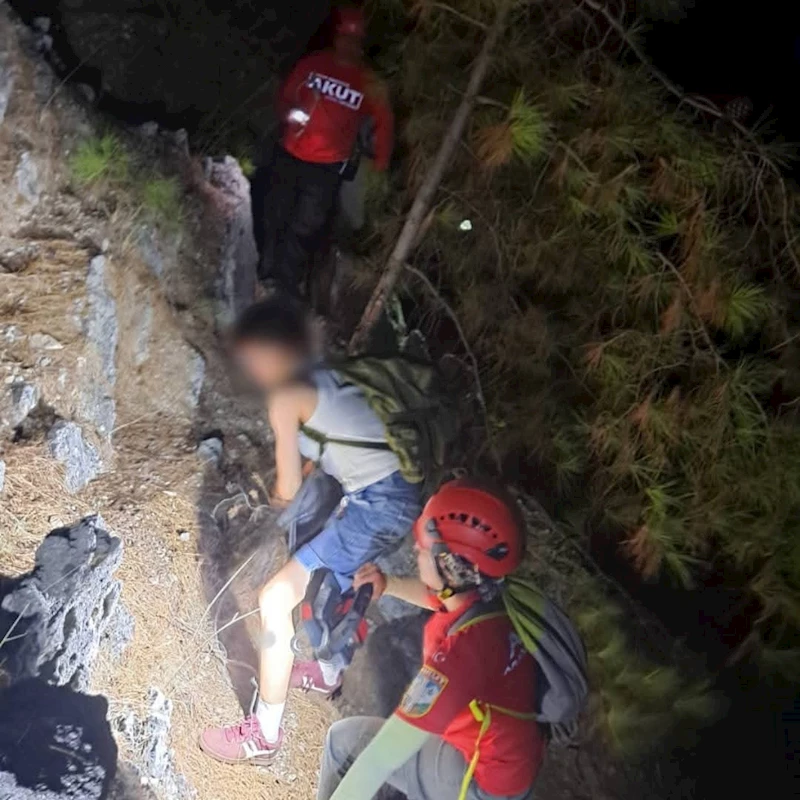 Alanya Kalesi’nde doğa fotoğrafı çekmek isterken mahsur kaldılar
