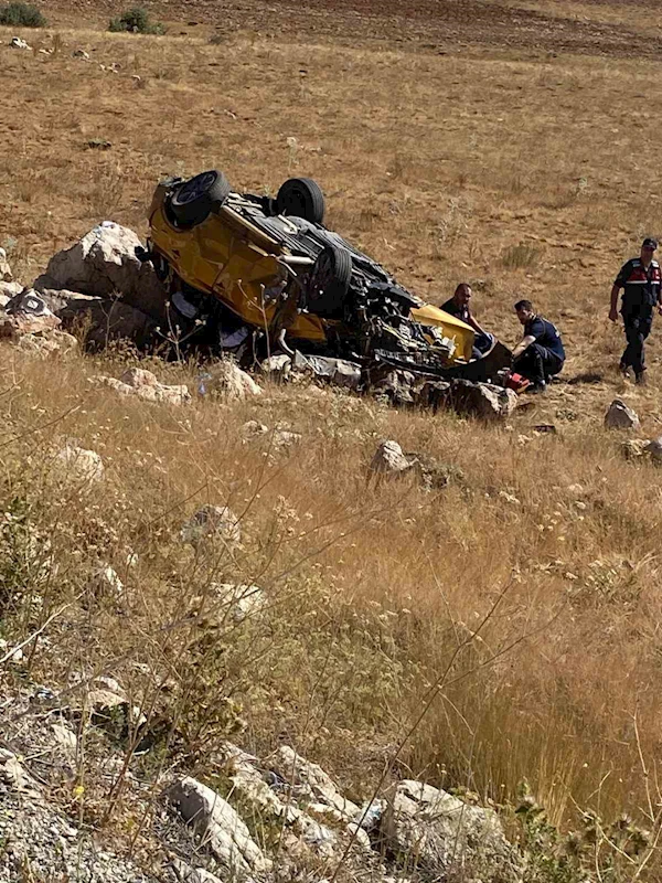 Otomobil şarampole devrildi: 1 ölü, 2 yaralı
