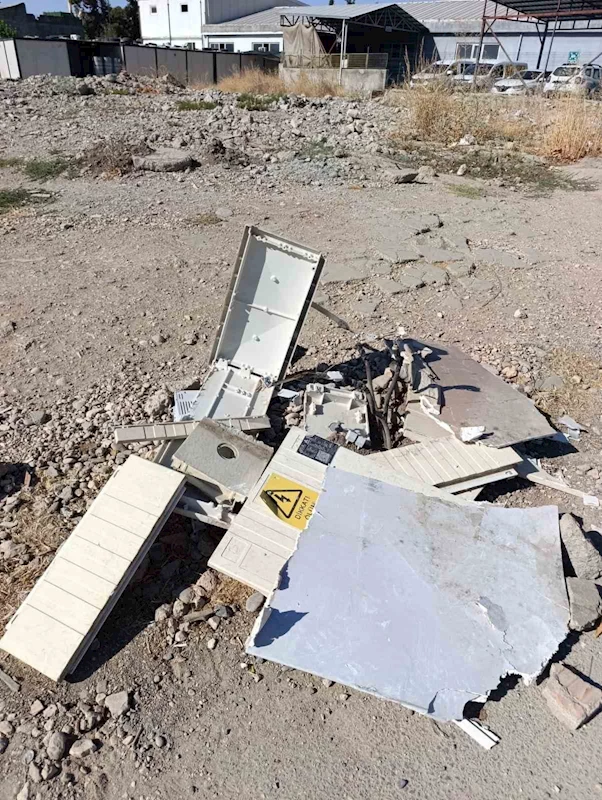 Parçalanan elektrik trafosu tehlike saçıyor
