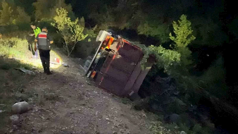 Kontrolden çıkan kamyon şarampole yuvarlandı: 3 yaralı
