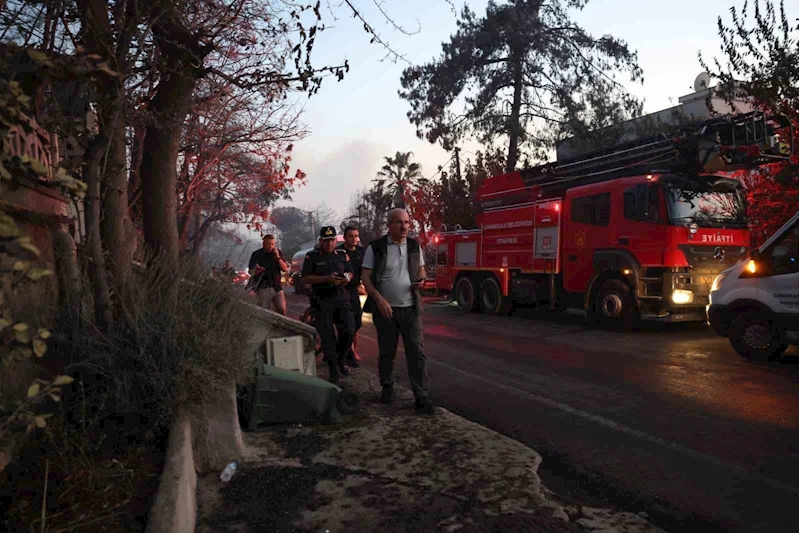 Çanakkale Valisi Toraman devam eden söndürme çalışmalarını yerinde inceledi
