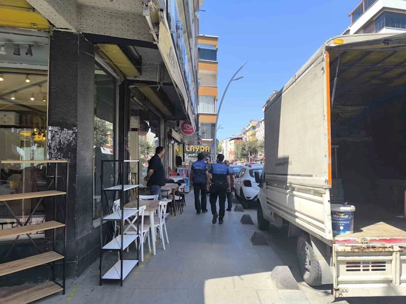 Sultangazi’de zabıtalardan kaldırım işgaline geçit yok
