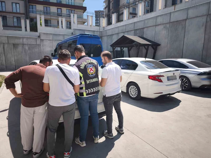 Beylikdüzü’nde ters yönde ilerleyen sürücüler trafiği tehlikeye attı
