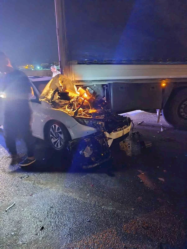 Otomobil, park halindeki tırın altına girdi: 3 ağır yaralı
