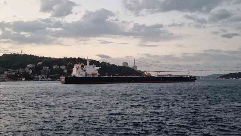İstanbul Boğazı arızalanan petrol tankeri nedeniyle gemi trafiğine kapatıldı
