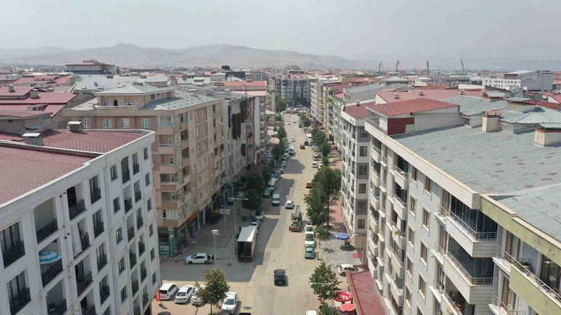 Van Büyükşehir Belediyesi Suvaroğlu Caddesi’ni yeniliyor
