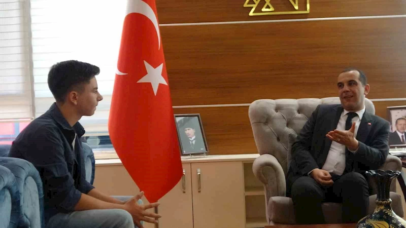 Türk bayrağı hassasiyetiyle yürekleri ısıtan çocuk: 