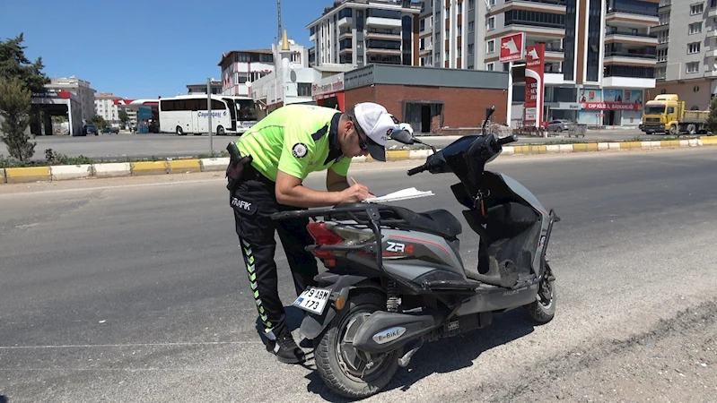 Kilis’te otomobil motosiklete çarptı: 2 yaralı
