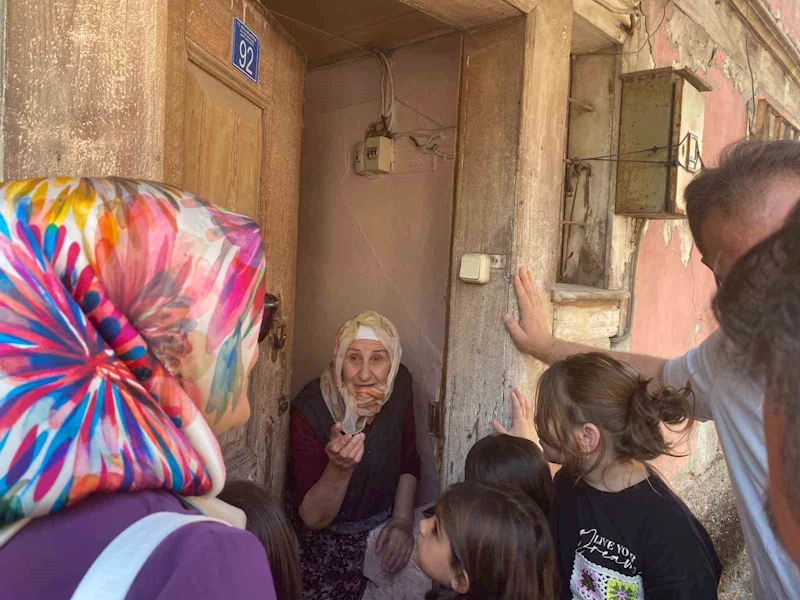 Miniklerden engelli ve yaşlılara anlamlı ziyaret
