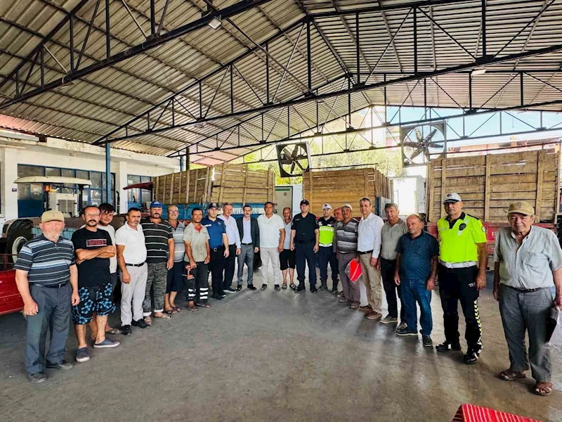 Bozdoğan’da traktörlere reflektör dağıtımı
