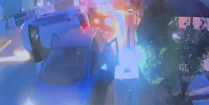 Zincirleme kazada yan yatan otomobilin altında kalmaktan son anda kurtuldu
