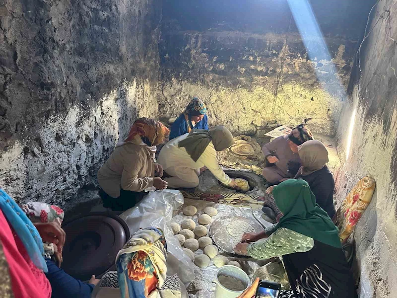 Taşlıçay Kaymakamı Kılıç, köy ziyaretinde tandır ekmeği pişirdi
