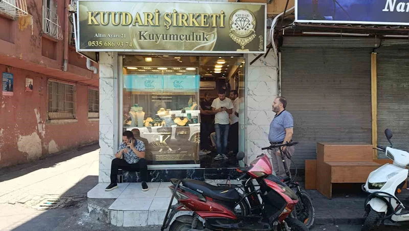 Adana’da kuyumcu soygunu: 2 kişiyi vurup 1 kilo altın çaldılar
