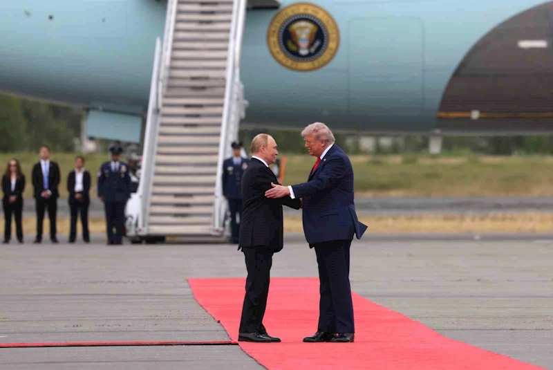 Trump, Alaska’da Putin’i karşıladı
