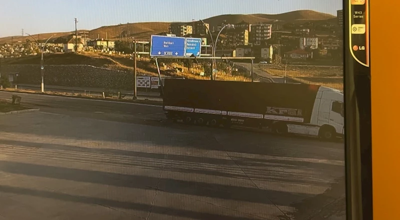 Yüksekova’da sinyalizasyon direğine çarpan tır güvenlik kamerasına yansıdı
